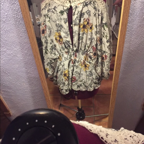 Beautiful floral top with open sleeves size large - Picture 3 of 6